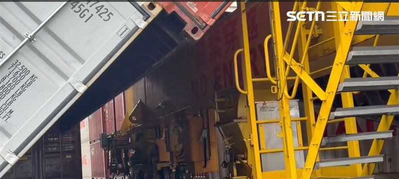 重達數10噸的巨型貨櫃宛如積木般遭強風吹垮,傾斜卡在一旁的機具上