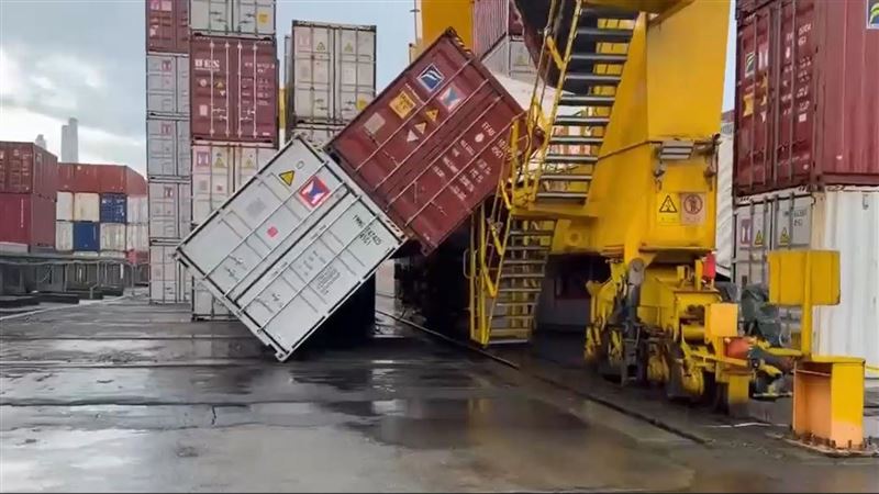 陽明海運基隆貨櫃場受狂風侵襲,數個重達數十噸的貨櫃不堪強風吹襲,宛如積木般連環倒塌