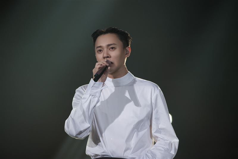許富凱唱到淚崩,自嘲「鼻水跟鼻涕雙管齊下」。(圖/寬宏藝術X何樂音樂提供)