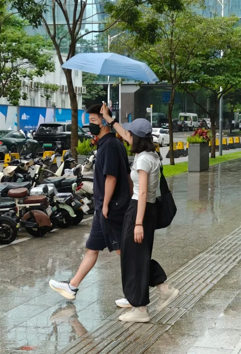 竇驍被網友拍下路邊叫車畫面。(圖/翻攝自小紅書)