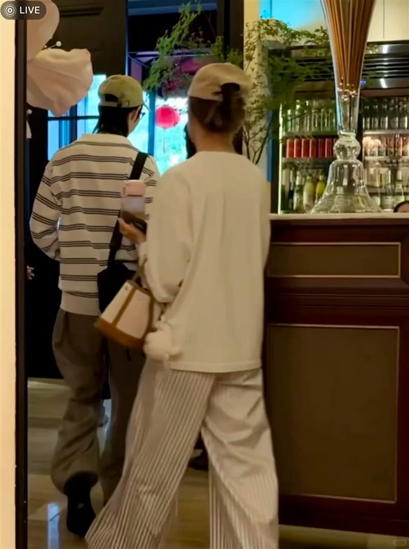 巧遇何超蓮(右)的網友透露,何超蓮本人臉超小、超正。(圖/翻攝自小紅書)