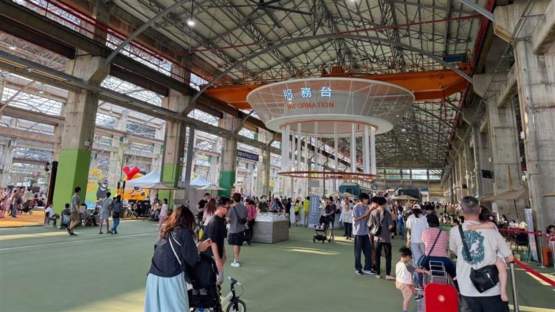 台鐵高雄機廠舊址轉型為親子遊樂區,開幕當天就吸引3萬多人次前往。(圖/市府提供)