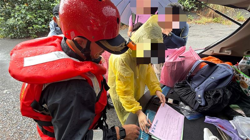 颱風天仍闖神秘沙灘探海蝕洞 海巡依法舉發5人
