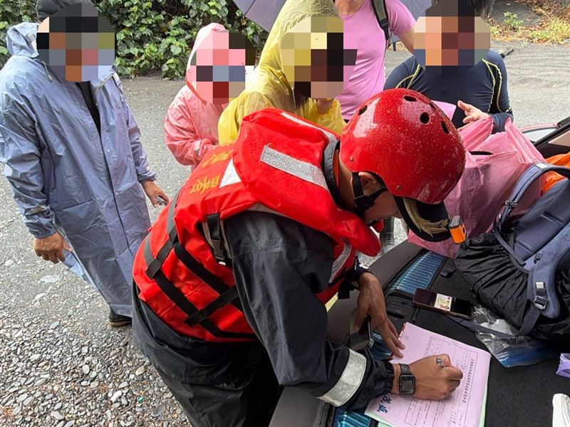 颱風天仍闖神秘沙灘探海蝕洞 海巡依法舉發5人