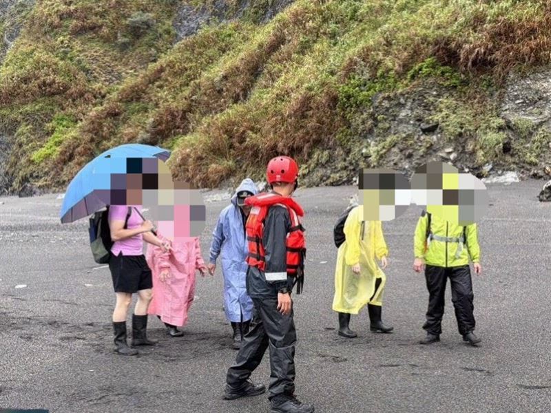 颱風天仍闖神秘沙灘探海蝕洞 海巡依法舉發5人