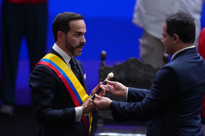 新任總統艾思普雷雅(Abelardo de la Espriella)上任,首日卻發生爆炸事件。(圖/美聯社/達志影像)