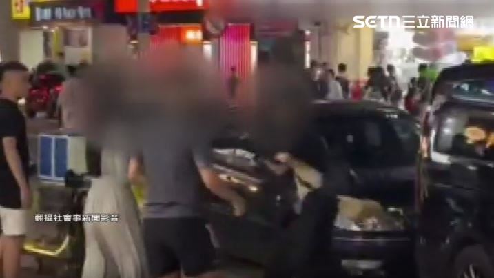 偷拍男子從車之間被拉出來