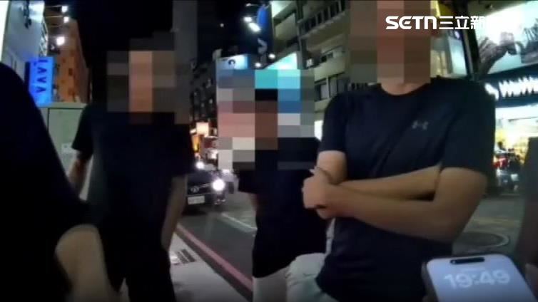 警方到場後查扣涉案手機