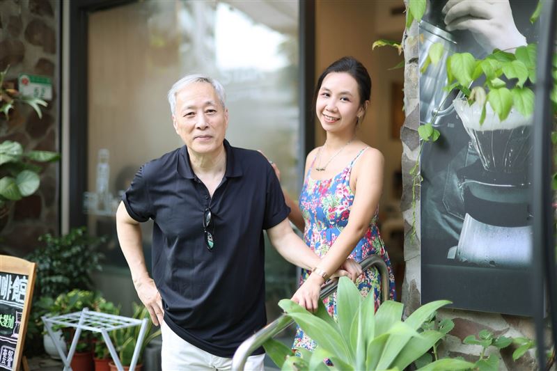 姜厚任帶著小24歲女友童芯(本名陳苡孋)接受《三立新聞網》專訪。(圖/記者鄭孟晃攝影)