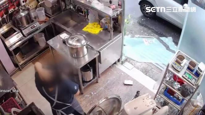 白海豚挾暴風擾台 飲料店玻璃門被吹倒