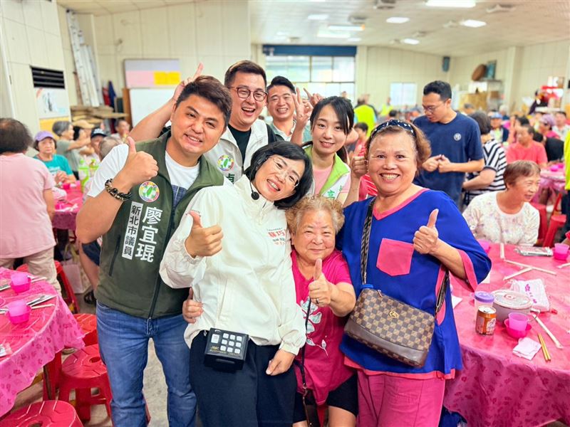 蘇巧慧與民眾合影。(圖/蘇巧慧辦公室提供)