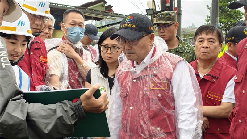 侯友宜聽取淡海輕軌工程防颱應變措施。(圖/翻攝畫面)