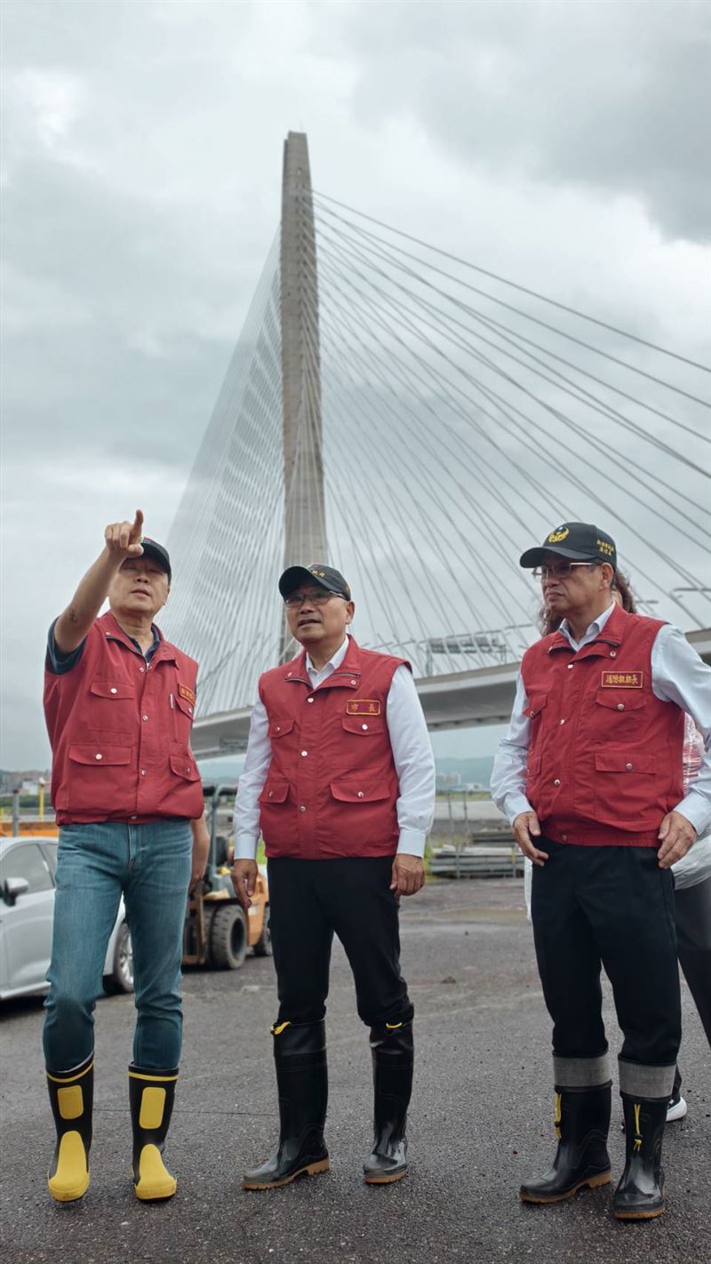 侯友宜率團隊視察淡江大橋防颱。(圖/翻攝畫面)
