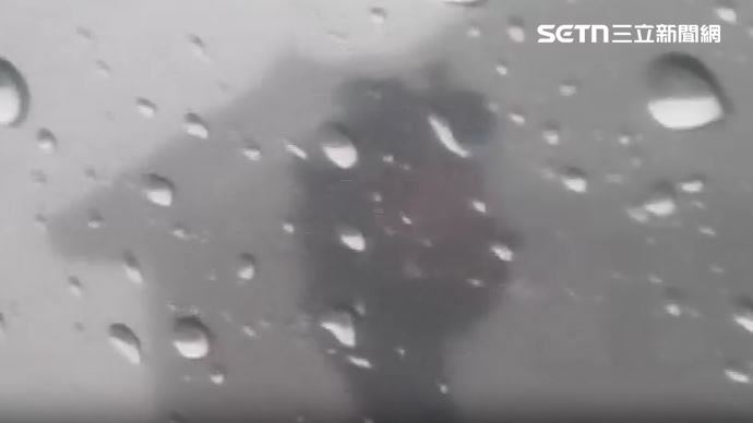 風雨之中還有志工前來值勤
