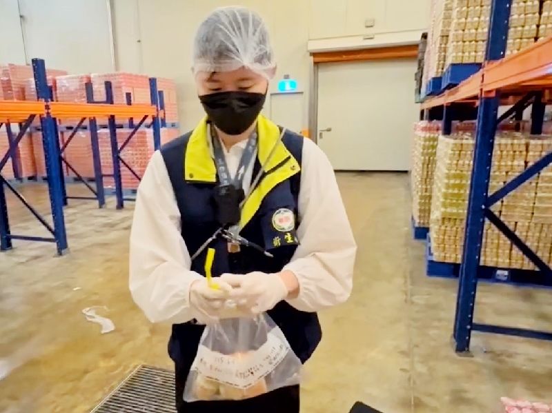 養樂多中壢廠遭控疑食品衛生管理不當，桃園市衛生局9日表示，6月無預警查核未見蟑螂但有衛生缺失，將不定期稽查。（桃園市政府衛生局提供）