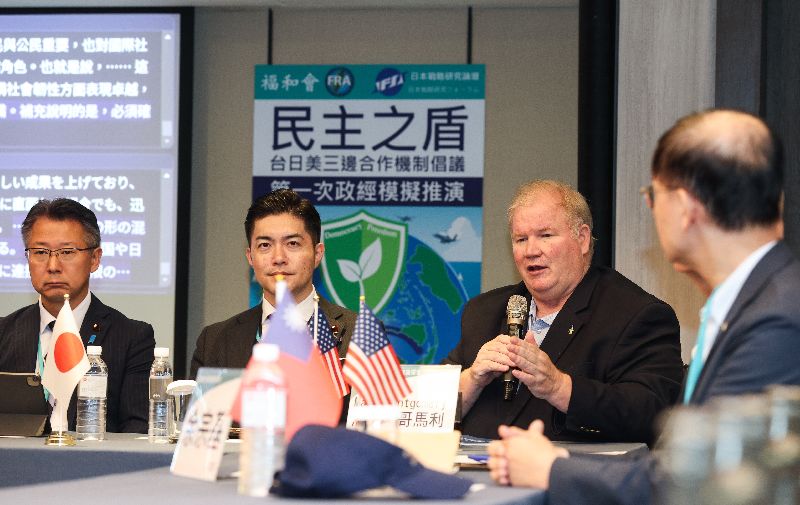 「民主之盾」第一次政經模擬推演記者會（1）日本戰略研究論壇與福和會舉行「民主之盾：台日美三邊合作機制倡議第一次政經模擬推演」記者會，參與的美國退役海軍少將蒙哥馬利（Mark Montgomery）（右2）9日在記者會表示，各國應事前規劃互通性，確保溝通順、制定計畫，尤其是確保海上安全航行。中央社記者謝佳璋攝　115年8月9日
