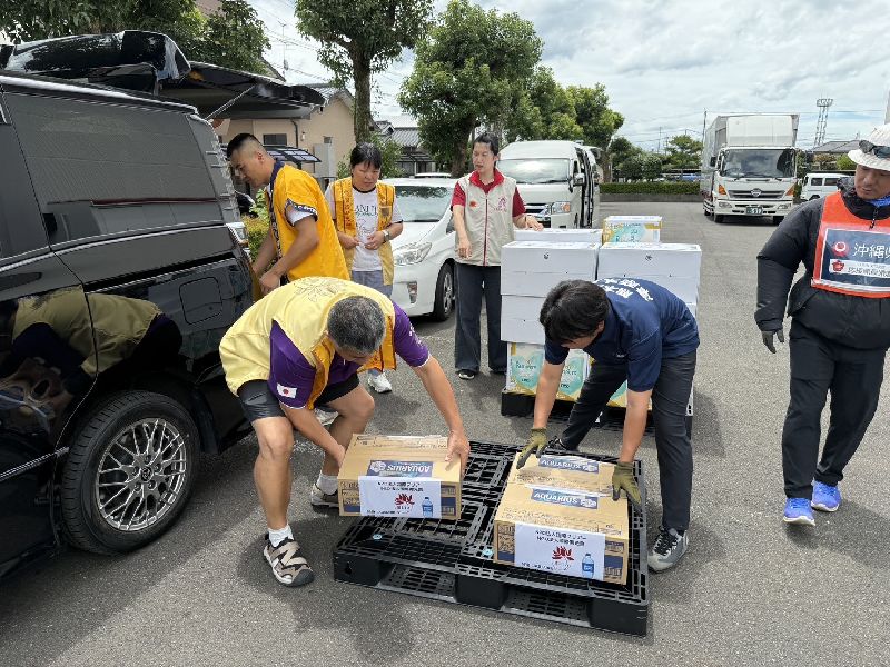 日本熊本縣災後救援工作持續進行。福岡佛光山8日前往災情嚴重的八代市,當天適逢災區開放後首個週末,前往八代市的高速公路出現車潮,協會運送物資的車輛遭遇約1小時壅塞後才抵達當地。(國際佛光會福岡協會提供)