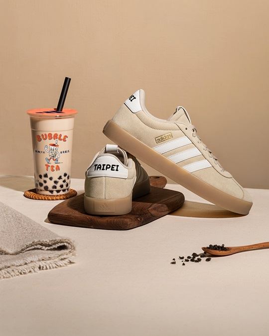 adidas TAIPEI BUBBLE TEA運動休閒鞋重現珍珠奶茶的層次色調。(圖/品牌業者提供)