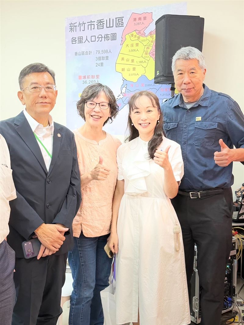 民眾黨前立委蔡壁如（左2）今（9日）跨黨派支持吳若茵（右2）。新竹市議長許修睿（左）、孫文學校校長張亞中（右）也都到場力挺。（圖／翻攝畫面）