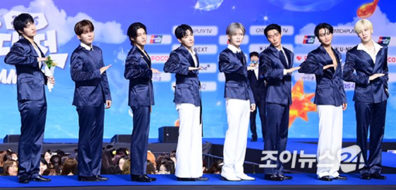 ATEEZ受邀即興小秀一段「震胸舞」。(圖/翻攝自조이뉴스24)