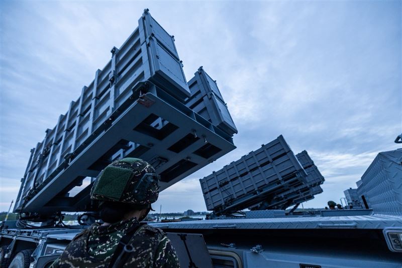 抵達戰術位置後,官兵迅速完成車組放列,執行接戰程序。(圖/軍聞社提供)