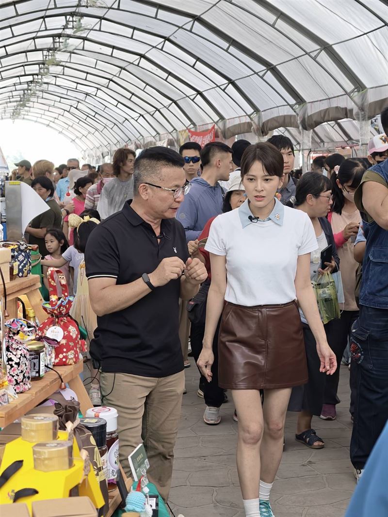 蘇晏霈一到故鄉引起民眾注目包圍,讓她直喊開心。(圖/民視提供)