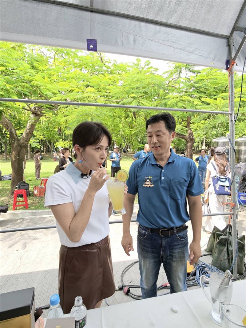 蘇晏霈親手示範「冰鎮蜂蜜檸檬氣泡飲」。(圖/民視提供)