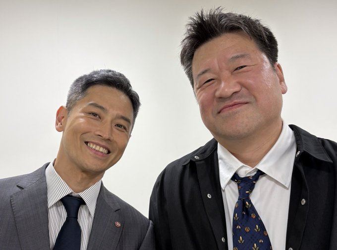 佐藤二朗(右)在拍攝《夫婦別姓刑警》期間騷擾橋本愛。(圖/翻攝自X平台 @佐藤二朗)