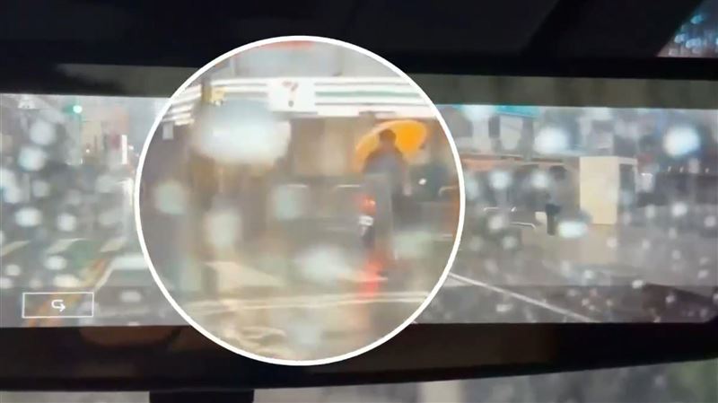 台北市信義分局三張犁派出所一名楊姓員警今(9日)休假期間發現一名視障男子迷途。(圖/翻攝畫面)