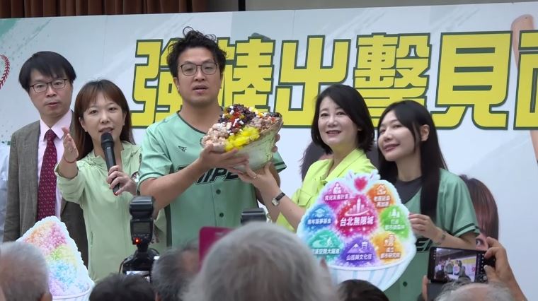 民進黨台北市長參選人沈伯洋今(9)日出席台北市議員張文潔舉辦的「強棒出擊見面會」座談活動,受贈剉冰。(圖/翻攝畫面)