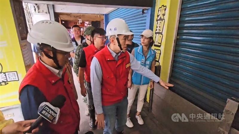 颱風白海豚逼近,基隆市區8日因海水倒灌,造成愛四路數十公尺路段積水,水量灌入商家,使得生財器具及貨物泡水。市長謝國樑(前右)9日前往會勘時積水已退去,有商家在門口架設擋水板
