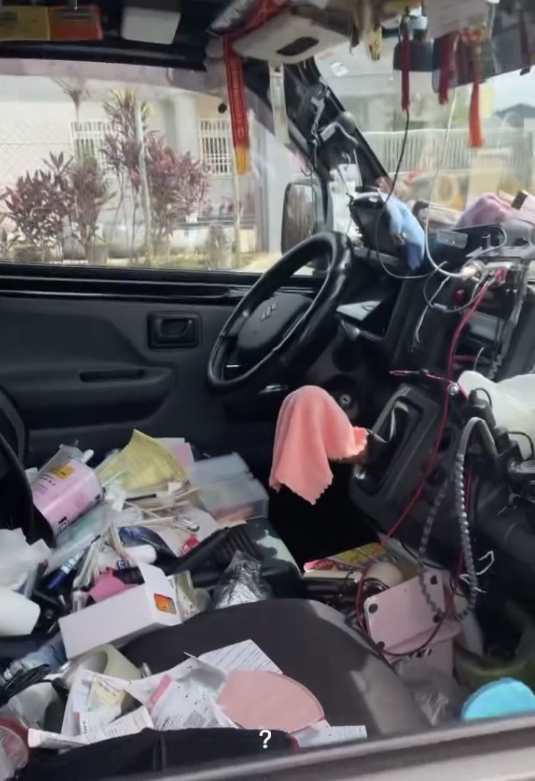 車內物品被翻得一團亂,疑似有貴重財物遭竊走。(圖/翻攝畫面)
