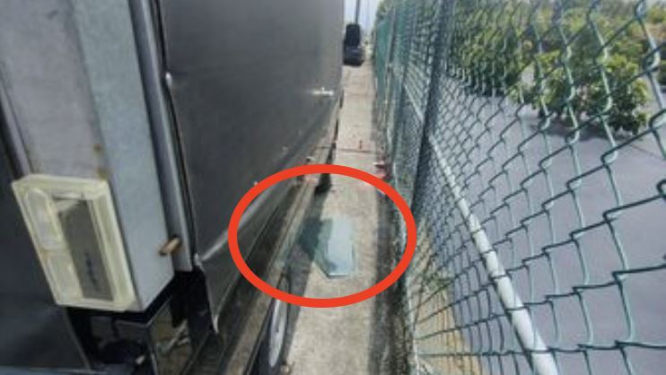 小貨車車窗竟被硬生生打破、砸毀。(圖/翻攝畫面)