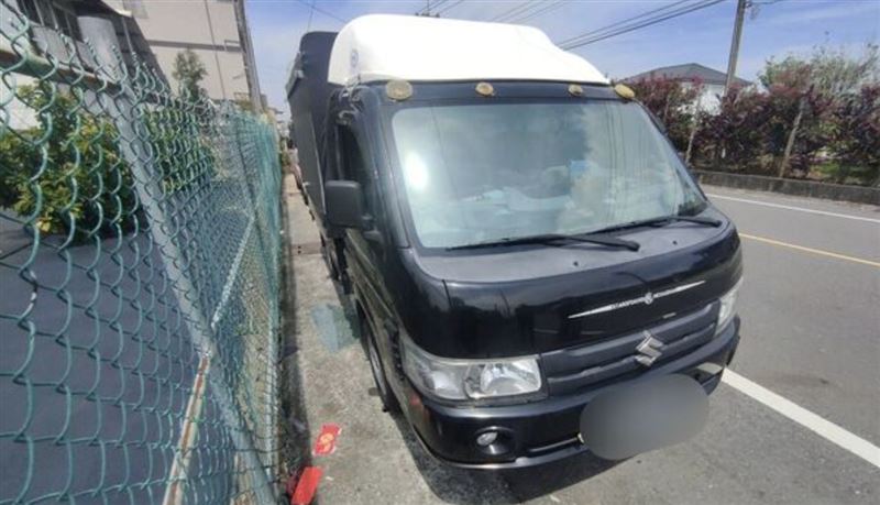 小貨車車窗遭受嚴重破壞,車內有明顯被亂翻搜刮的痕跡。(圖/翻攝畫面)