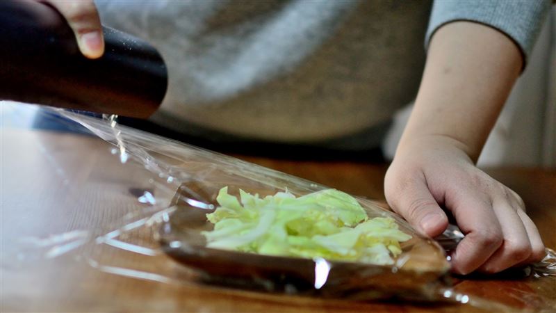 聚乙烯約占全球塑膠總產量三分之一,常見於食品包裝、保鮮膜、儲存容器及飲料紙杯內膜等日常用品中。(示意圖/PhotoAC)
