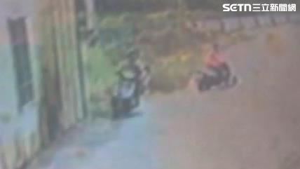 打人男子趁婦人還沒回神,回頭騎車就跑