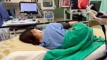B童在排隊途中與其他同學追打,隨後竟突然抬腳踢踹一旁無辜的 A童下體,導致A童下體腫脹兩倍大,險影響生殖功能。(示意圖/資料照)