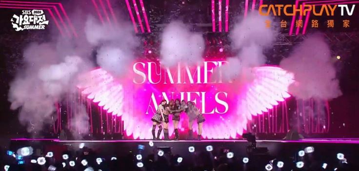 由Hearts2Hearts的IAN與STELLA、izna的JEEMIN,以及 MEOVV的ANNA與ELLA五位新生代大勢女團成員,跨團組成限定組合「SUMMER ANJELS」。(圖/翻攝自CATCHPLAY TV)