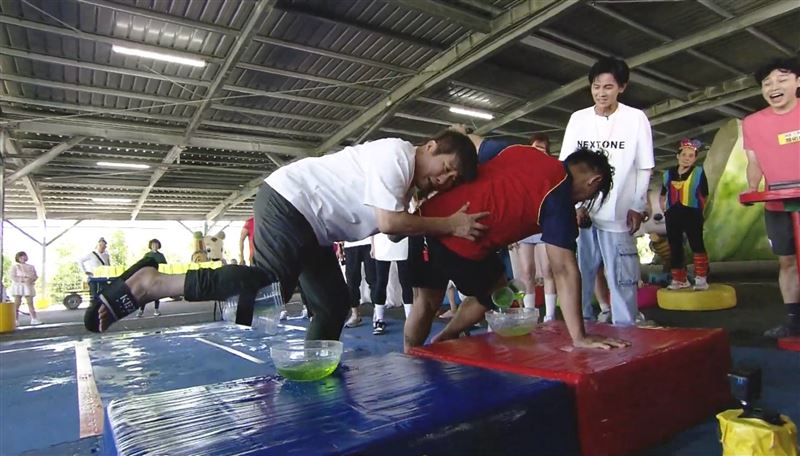 胡瓜(左)闖關。(圖/民視提供)