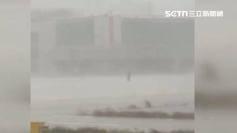 機場工作人員在暴雨中仍然堅守崗位