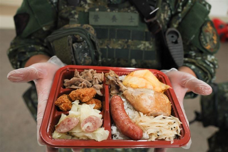第5作戰區實施「野戰炊爨演練」,便當菜色看起來十分有飽足感。(圖/軍聞社提供)