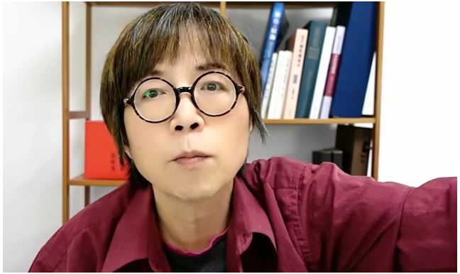 黃智賢曾點名多位具爭議的藍白立委,並砲轟國民黨的立場變來變去,「只能當雙面人」。(翻攝自黃智賢夜問YT頻道)