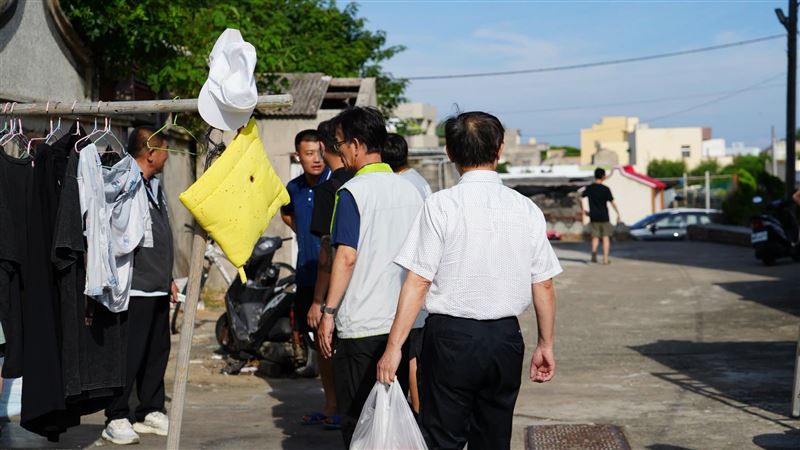 在縣府人員取得聯繫後,這對拋棄孩子的父母允諾今天回家。(圖/縣府提供)