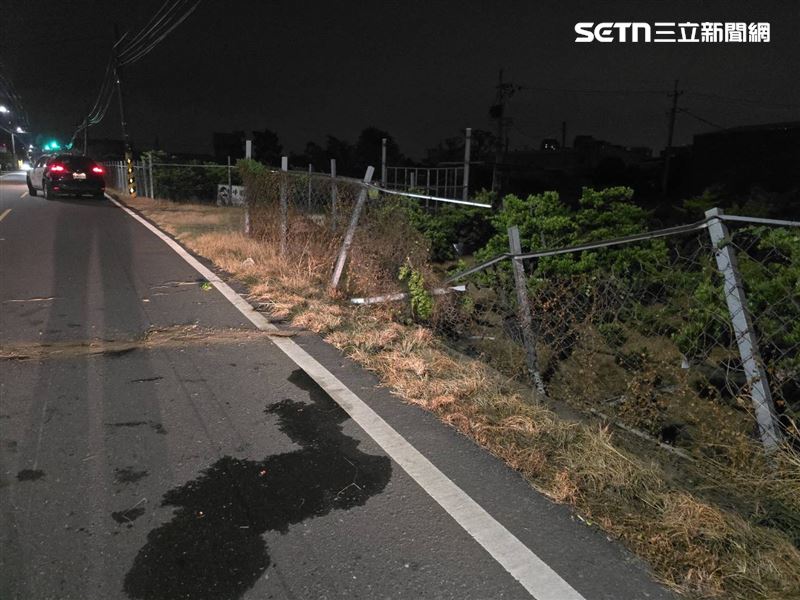 高雄市林園分局中庄派出所一輛警車，昨晚（9日）返回派出所途中，不慎偏離車道肇事。（圖／翻攝畫面）