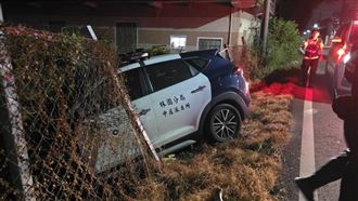 警車「撞破圍籬」栽樹園…1人手腳擦挫傷