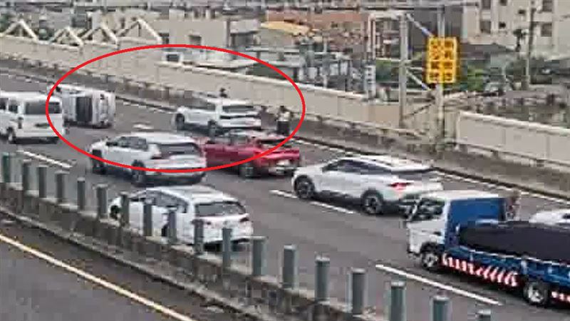 新/國道事故!2車追撞、占2道…回堵2km
