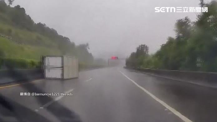 大雨+側風釀禍!小貨車國道翻覆撞護欄