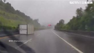 大雨+側風釀禍！小貨車國道翻覆撞護欄