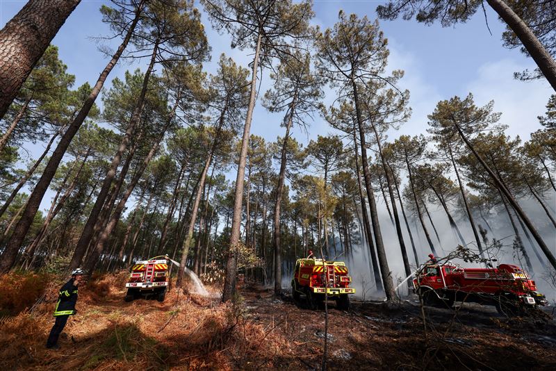 法國南部洛澤爾省爆發野火,火勢迅速延燒吞噬逾150公頃林地。(圖/路透社/達志影像)