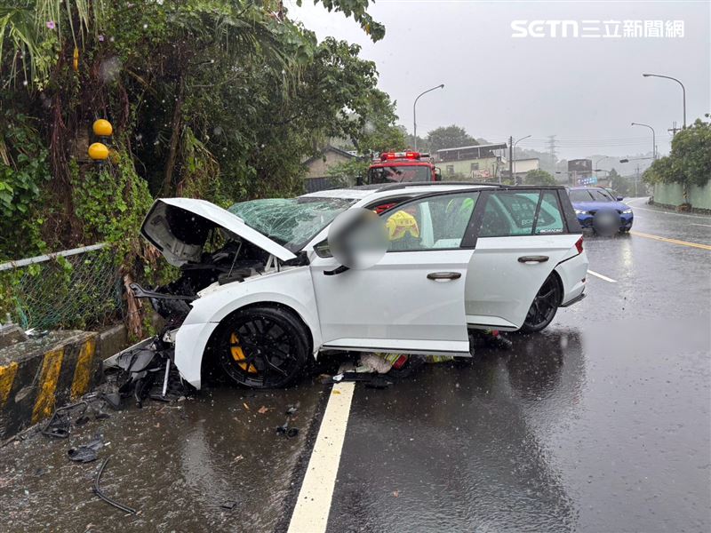 轎車過彎自撞燈桿,22歲駕駛傷重昏迷、23歲乘客送醫不治。(圖/翻攝畫面)
